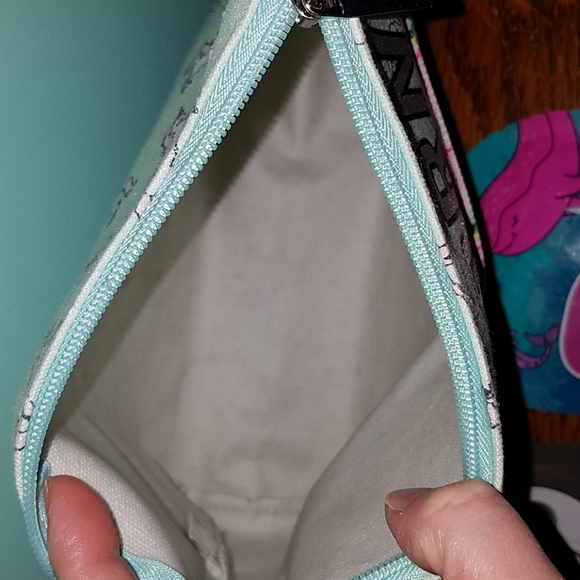 Like new makeup bag and face mask - Picture 3 of 3